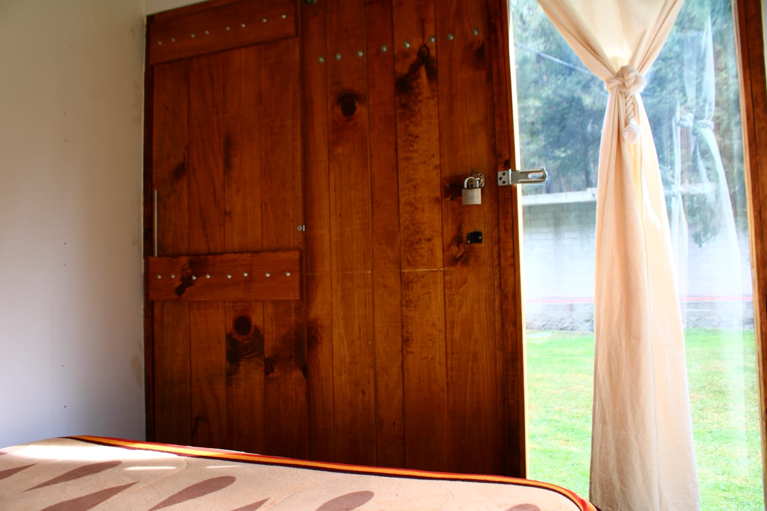 Interior de glamping en el santuario de Nanacamilpa, México.