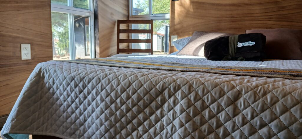 Interior de minicabaña Sierra Nevada en el santuario de las luciérnagas