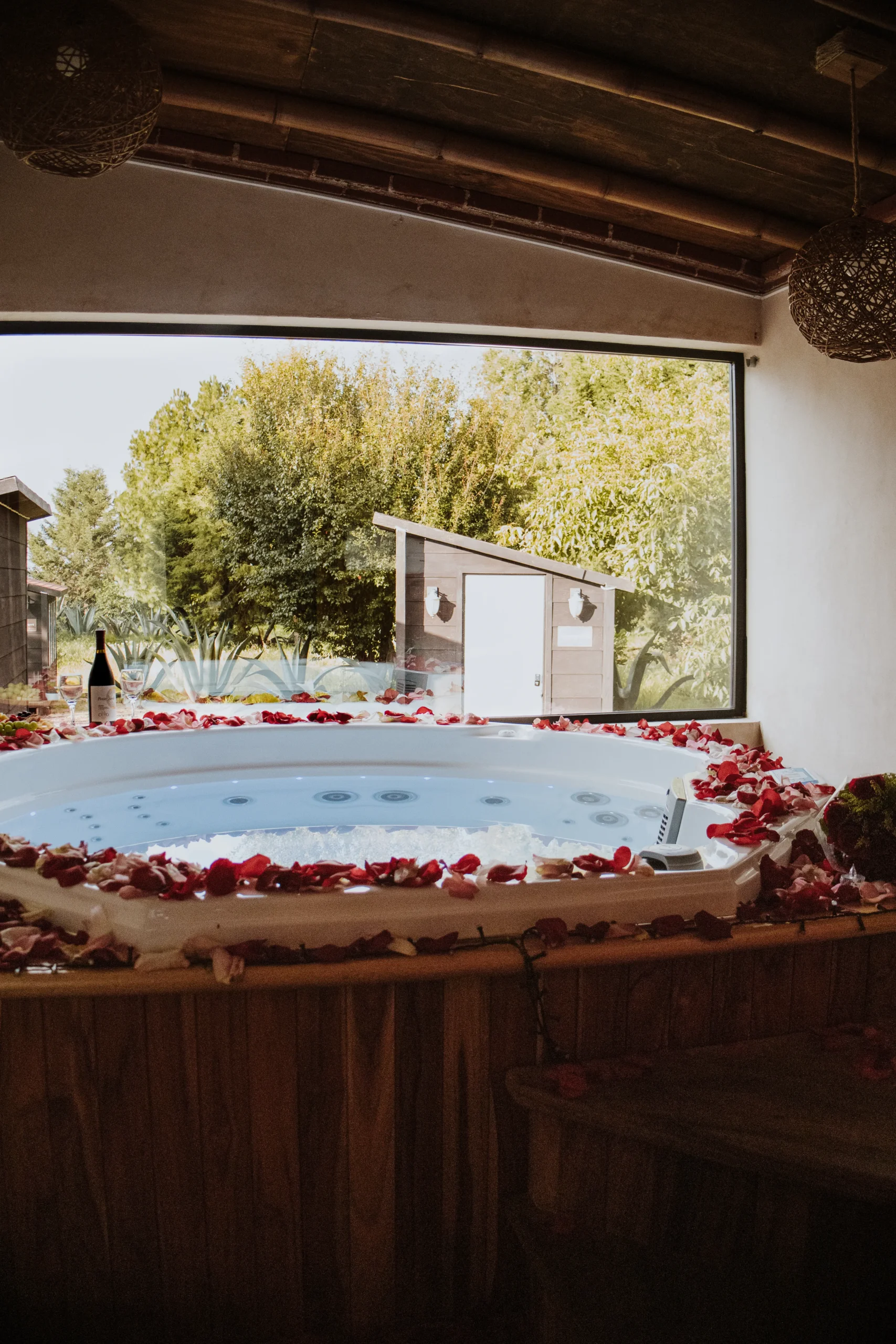 Jacuzzi con adorno de escapada romántica de Bosque Mágico