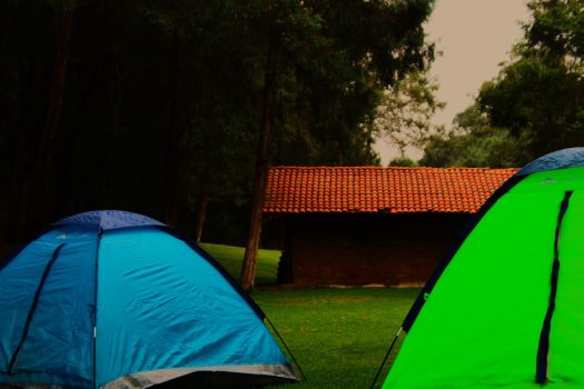 Tiendas de campaña dentro del santuario